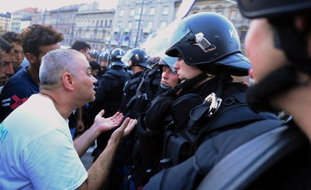 Starcia narodowców z imigrantami przed dworcem Keleti