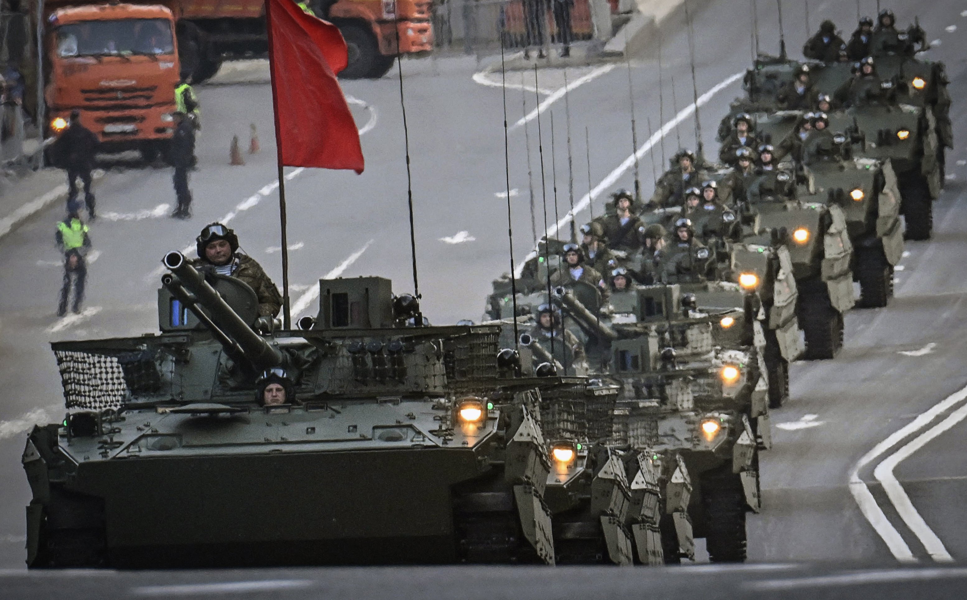 Europa musi produkować pięć razy więcej broni, by stawić czoło Rosji