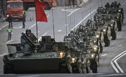 Przejazd czołgów armii rosyjskiej przez centrum Moskwy podczas próby przed Dniem Zwycięstwa.