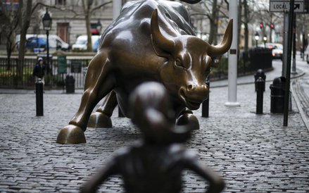 Odlana z brązu figura dziewczynki stanęła naprzeciwko słynnej rzeźby byka na Wall Street. Miała przy