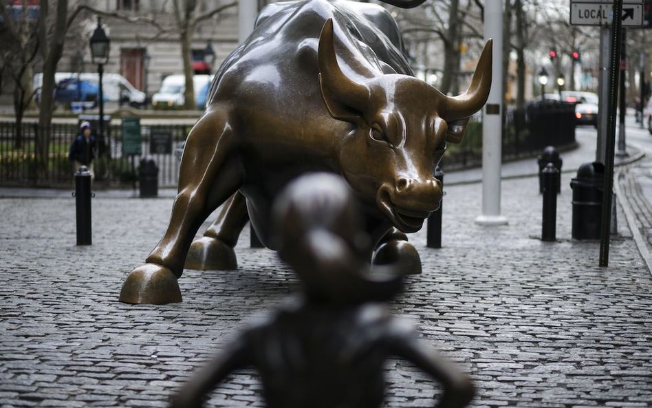 Odlana z brązu figura dziewczynki stanęła naprzeciwko słynnej rzeźby byka na Wall Street. Miała przy