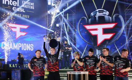 E-sport przyciąga duże pieniądze. Na tle gigantów wyróżnia się Polska