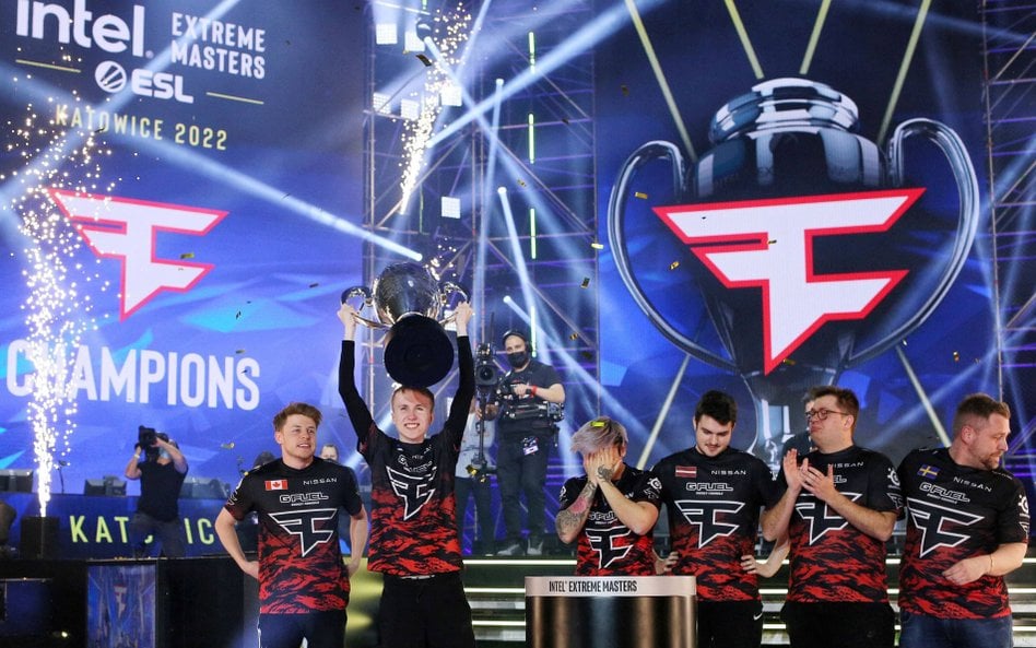 E-sport przyciąga duże pieniądze. Na tle gigantów wyróżnia się Polska