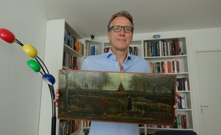 Arthur Brand i odzyskany przez niego obraz „Ogród przy plebanii w Nuenen wiosną” Vincenta Van Gogha.