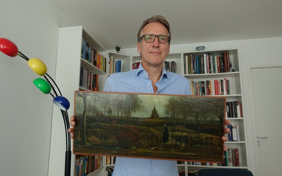 Arthur Brand i odzyskany przez niego obraz „Ogród przy plebanii w Nuenen wiosną” Vincenta Van Gogha.