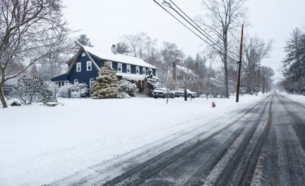 Oblodzona droga w Norwood w stanie New Jersey