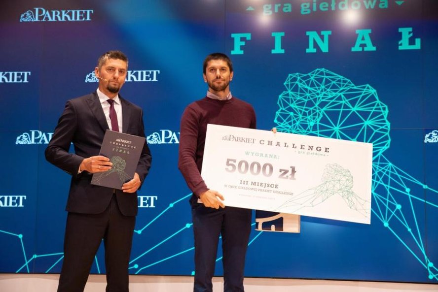 III miejsce z wynikiem 26,5 tys. zł zajął Dawid Kuchnicki ("ChartVader")