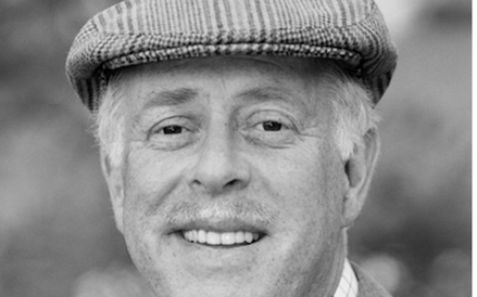 Brytyjski aktor i autor piosenek, znany głównie z roli Richarda Bucketa z serialu BBC One „Co ludzie