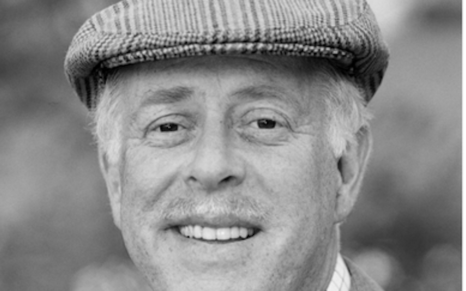 Brytyjski aktor i autor piosenek, znany głównie z roli Richarda Bucketa z serialu BBC One „Co ludzie