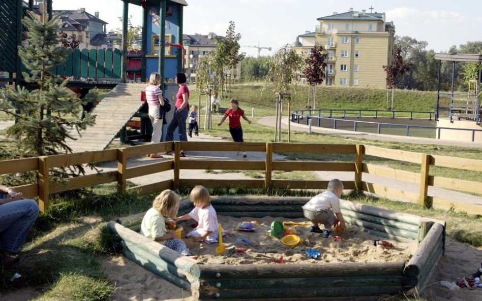 Wypłata świadczeń wychowawczych częściowo ułatwia życie rodzinom wielodzietnym