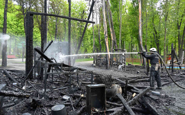 Zniszczenia w wyniku rosyjskiego ostrzału w parku w Charkowie