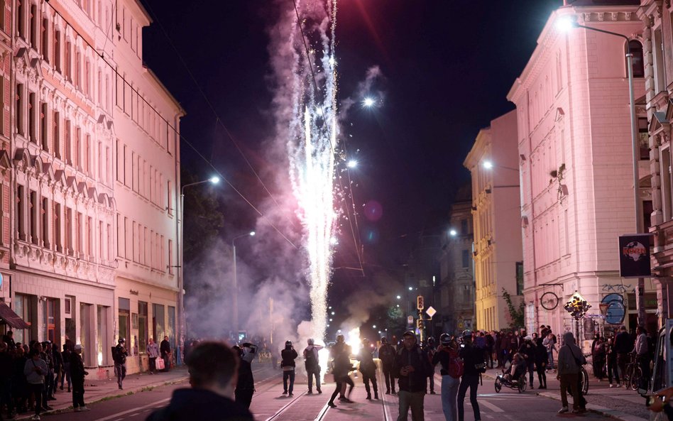 Przez dwie noce w Lipsku radykalna młodzież walczyła z policją