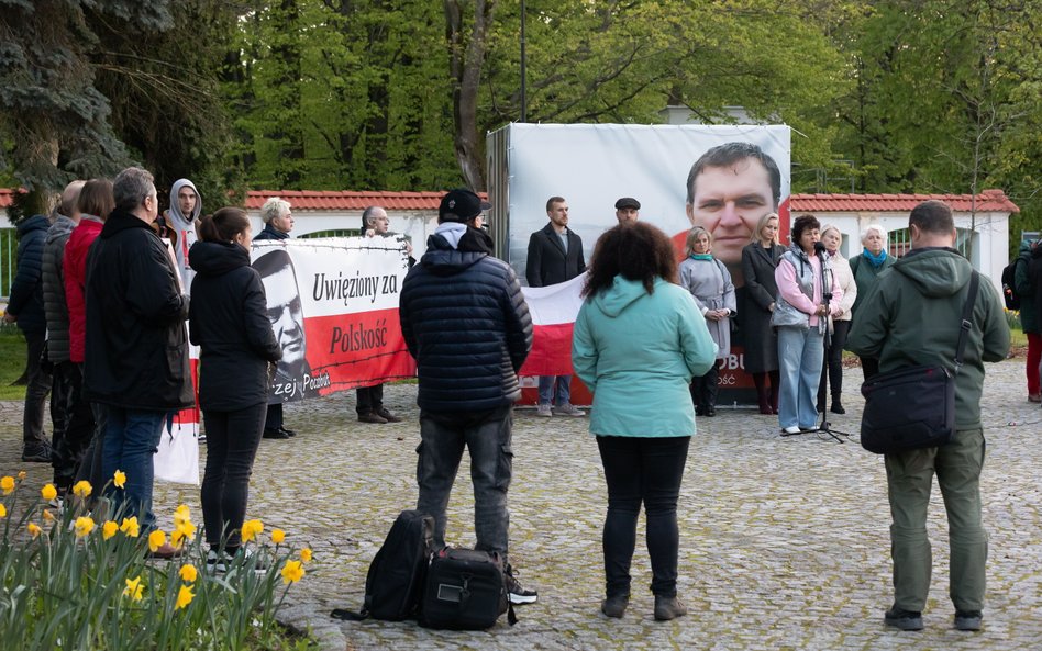 Białystok. Akcja solidarności z uwięzionym Andrzejem Poczobutem, dziennikarzem i działaczem Związku 