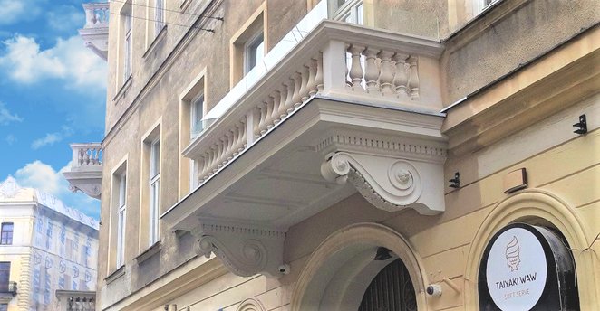 W 2022 roku w kamienicy przy Chmielnej 20 odtworzono trzy balkony od strony frontowej