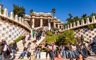 Parc Guell to jedno z najczęściej odwiedzanych przez turystów miejsc w Barcelonie.