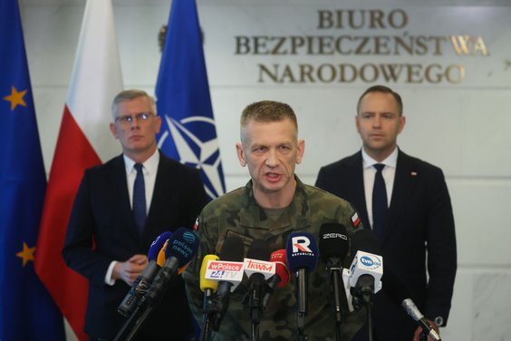 Prezydent Karol Nawrocki, szef BBN Sławomir Cenckiewicz i dyrektor Departamentu Zwierzchnictwa nad S