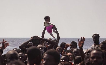 W tym roku do Włoch dotarło już 170 tys. nielegalnych imigrantów. Premier Renzi chce za to kompensac