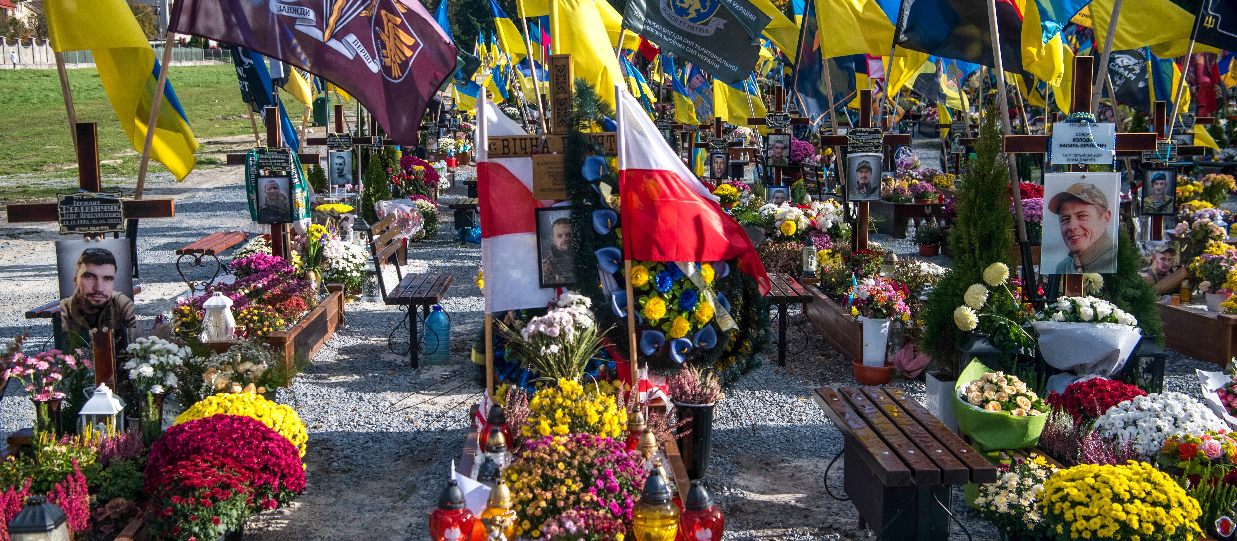 Pod flagą czerwono-czarną