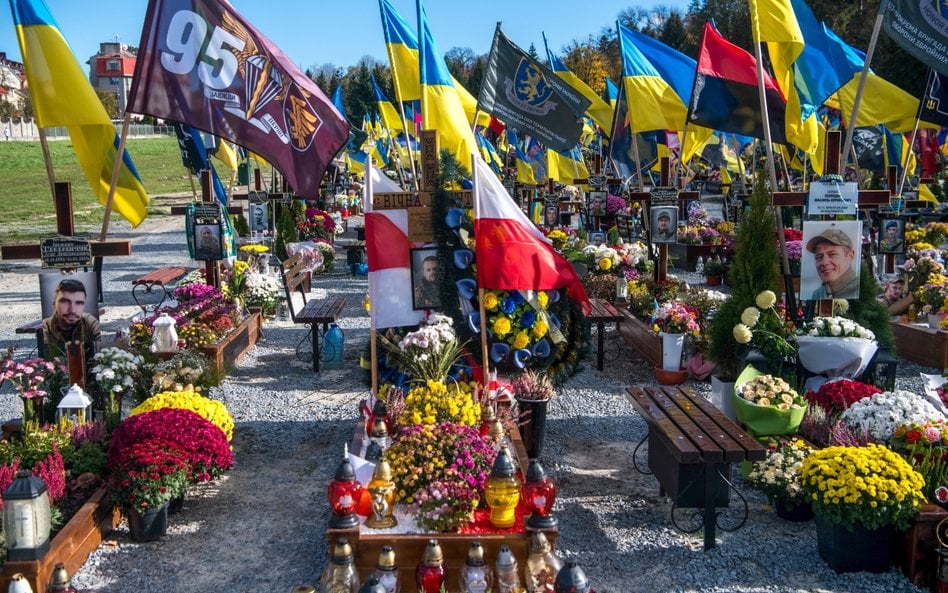 Pole Marsowe we Lwowie – wojskowy cmentarz przylegający do Cmentarza Łyczakowskiego. Są na nim chowa