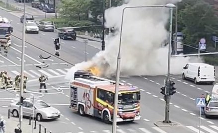 Warszawa. Samochód elektryczny spłonął. Auto uderzyło w słup