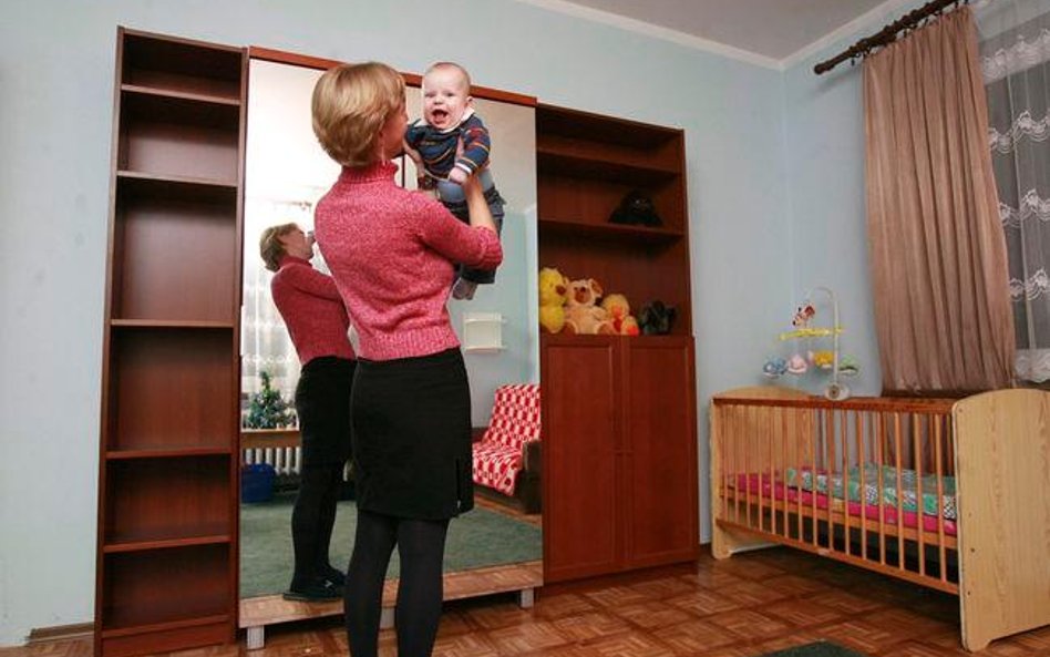 Samotna matka nie dostanie zasiłku rodzinnego, jeśli nie ma orzeczonych alimentów na dziecko