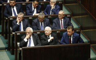 Posłowie PiS złożyli w Sejmie projekty ustaw ws. abolicji za wybory kopertowe i lex Czarnek 2.0