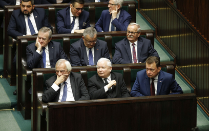 Posłowie PiS złożyli w Sejmie projekty ustaw ws. abolicji za wybory kopertowe i lex Czarnek 2.0
