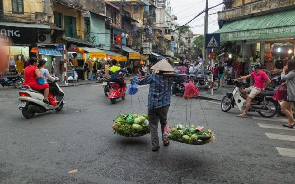 Ulice Hanoi pełne są handlarzy, niektórzy noszą cały stragan.