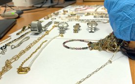 Zgromadzone dowody okazały się wystarczające, by postawić zatrzymanym zarzuty kradzieży z włamaniem