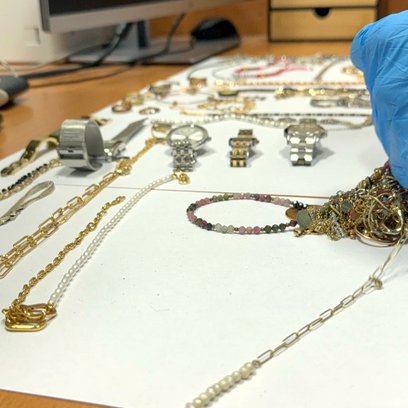 Zgromadzone dowody okazały się wystarczające, by postawić zatrzymanym zarzuty kradzieży z włamaniem