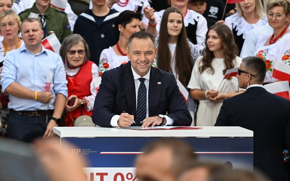 Prezydent Karol Nawrocki podczas spotkania z mieszkańcami w Kolbuszowej
