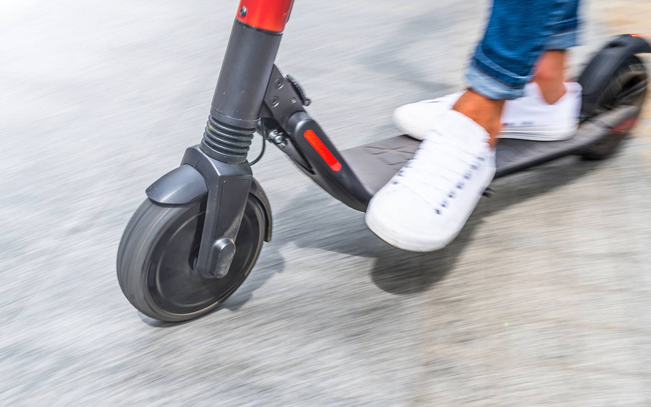 Uważaj na hulajnogi. Są bardziej niebezpieczne od motocykli