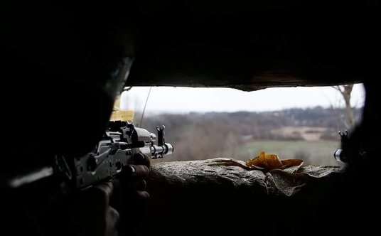 Ukraiński żołnierz na pozycji obronnej