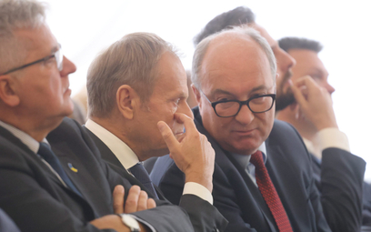 Przedstawiciele opozycji (na pierwszym planie Bronisław Komorowski, Donald Tusk i Włodzimierz Czarza