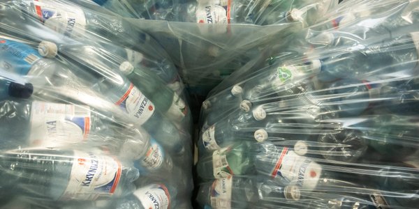 Sondaż: Co piąty Polak chce likwidacji systemu kaucyjnego