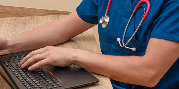 Będą kolejne „przepisy przejściowe" dla lekarzy z Ukrainy? Jest sprzeciw samorządu lekarskiego