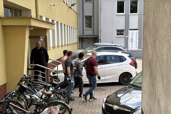 Podejrzany Wenezuelczyk wyprowadzany z siedziby Prokuratury Okręgowej w Toruniu, fotografia z 13 cze