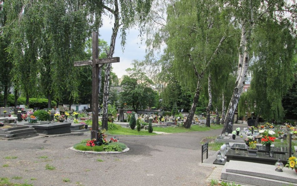 Na cmentarzach, zwłaszcza w dużych miastach, zaczyna brakować miejsc. Tam, gdzie się da, są one rozb