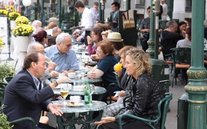 Wykwintne restauracje i kawiarnie w centrum Madrytu nie narzekają na brak klientów
