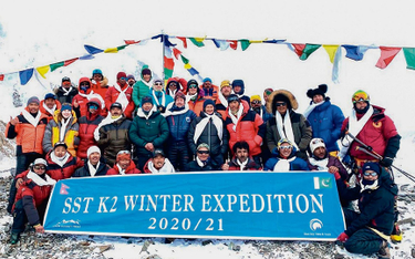 Święto w bazie po zimowym wejściu Szerpów na szczyt K2