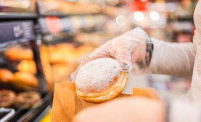 W Tłusty Czwartek sklepy tradycyjnie konkurują między sobą cenami pączków