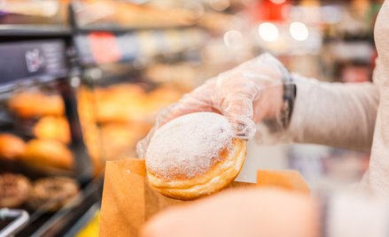 W Tłusty Czwartek sklepy tradycyjnie konkurują między sobą cenami pączków
