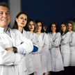 Dr hab. med. Michał Wszoła jest chirurgiem ogólnym, transplantologiem, zajmuje się diagnostyką endos