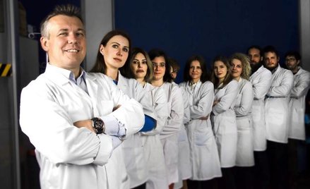 Dr hab. med. Michał Wszoła jest chirurgiem ogólnym, transplantologiem, zajmuje się diagnostyką endos
