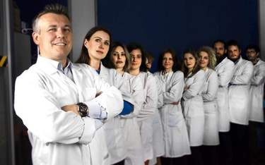 Dr hab. med. Michał Wszoła jest chirurgiem ogólnym, transplantologiem, zajmuje się diagnostyką endos