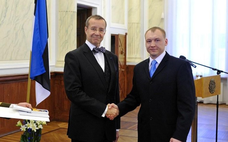 Prezydent Estonii, Toomas Hendrik z agentem estońskiej Służby Bezpieczeństwa Wewnętrznego Estonem Ko