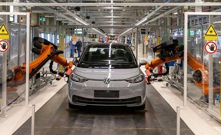 Chiny kontrolują 69 proc. światowej produkcji akumulatorów – wynika z raportu BloombergNEF – podczas