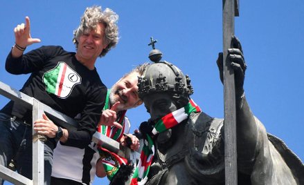 Król Zygmunt w szaliku mistrza – prezes Legii Dariusz Mioduski podtrzymuje warszawską tradycję.