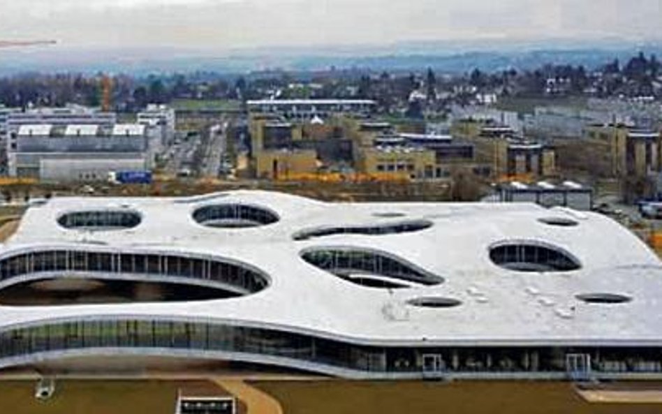 Rolex Learning Center, budynek politechniki w Lozannie, to najnowsza realizacja SANAA (2009)