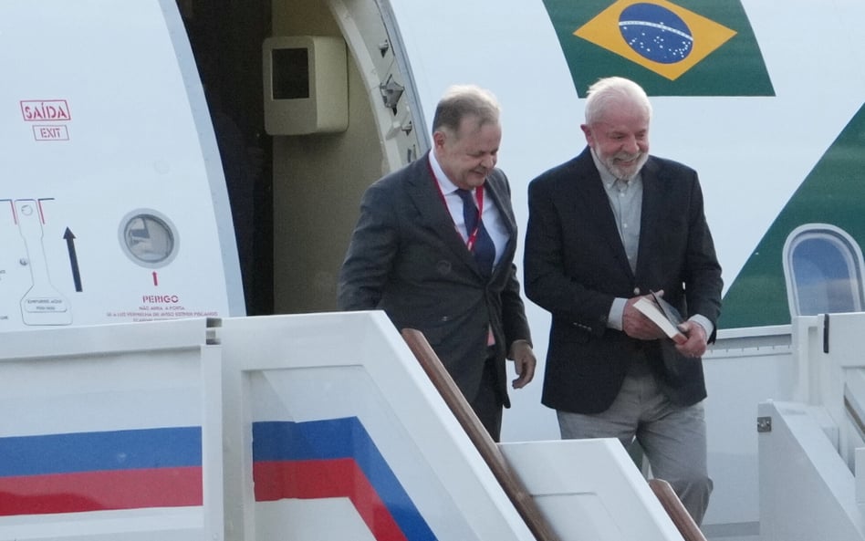 Prezydent Brazylii Luiz Inacio Lula da Silva (P) na lotnisku w Moskwie